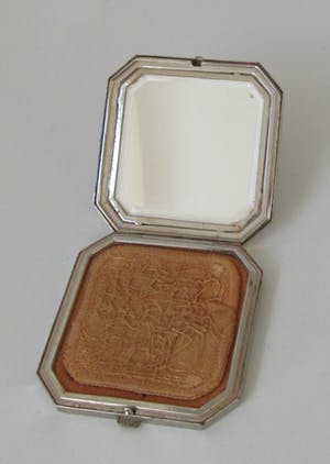 Niet of onleesbaar gesigneerd - Art deco Franse emaille en metalen achthoekige poederdoos kopen? Bied vanaf 10!