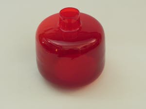 Niet of onleesbaar gesigneerd - W.J.Rozendaal- Rode glazen vaas met smalle opening kopen? Bied vanaf 1!