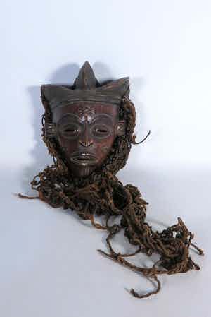 Chokwe - Houten Masker met spleetogen verkocht voor € 1!