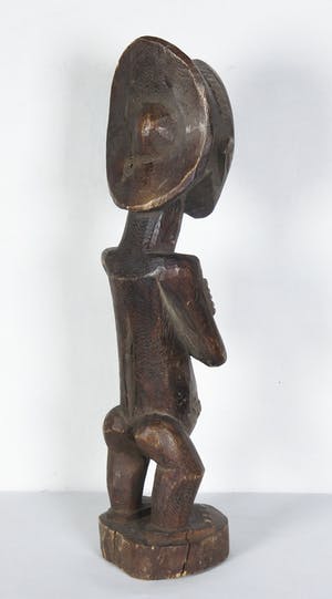 Luba - Houten vrouwelijk voorouderbeeld met gekruiste armen en haarknot kopen? Bied vanaf 1!