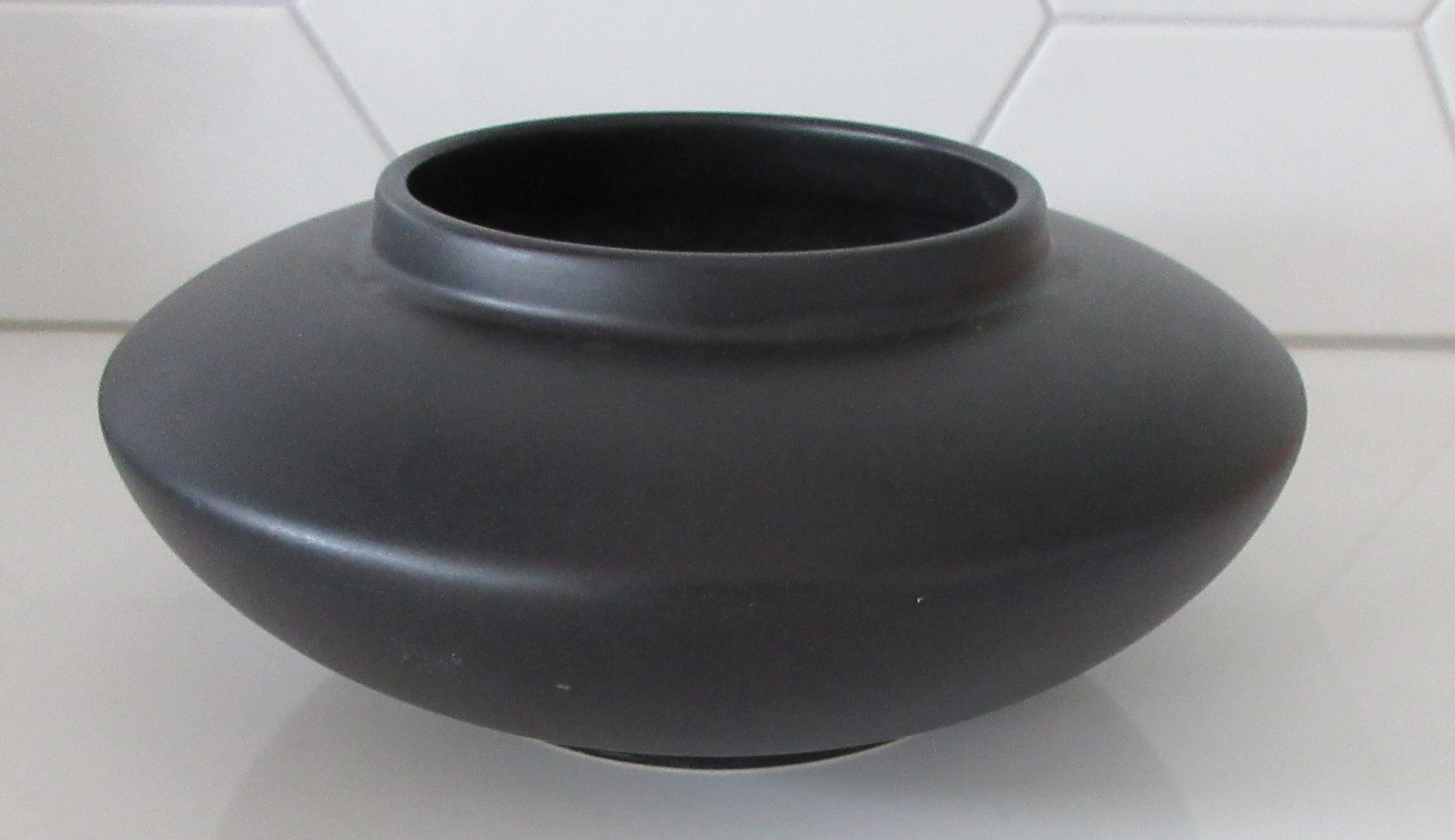 Niet of onleesbaar gesigneerd - Art Deco mat zwarte platelen discus vaas kopen? Bied vanaf 1!