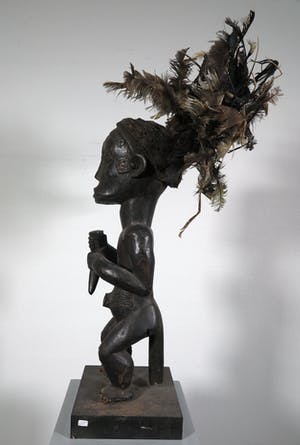 Fang Ntumu - Hout, Zittend fetisj sculptuur met verentooi kopen? Bied vanaf 1!