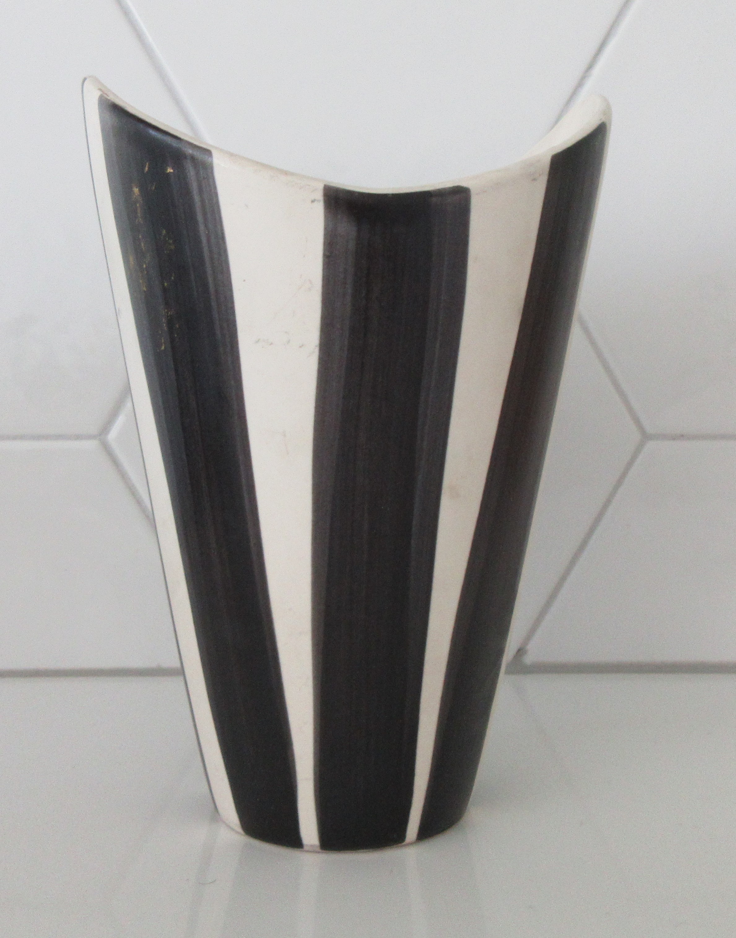 Niet of onleesbaar gesigneerd - Zwart witte platelen vaas verkocht voor € 2!