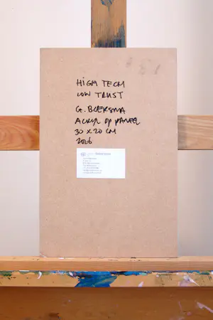 Gerard Boersma - High Tech, Low Trust (vrouw met schilderij geïnspireerd door Christopher Wool) kopen? Bied vanaf 125!