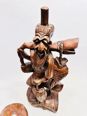 AcheterOnbekend - Handgesneden houten visser met vis? Enchérissez de 20!