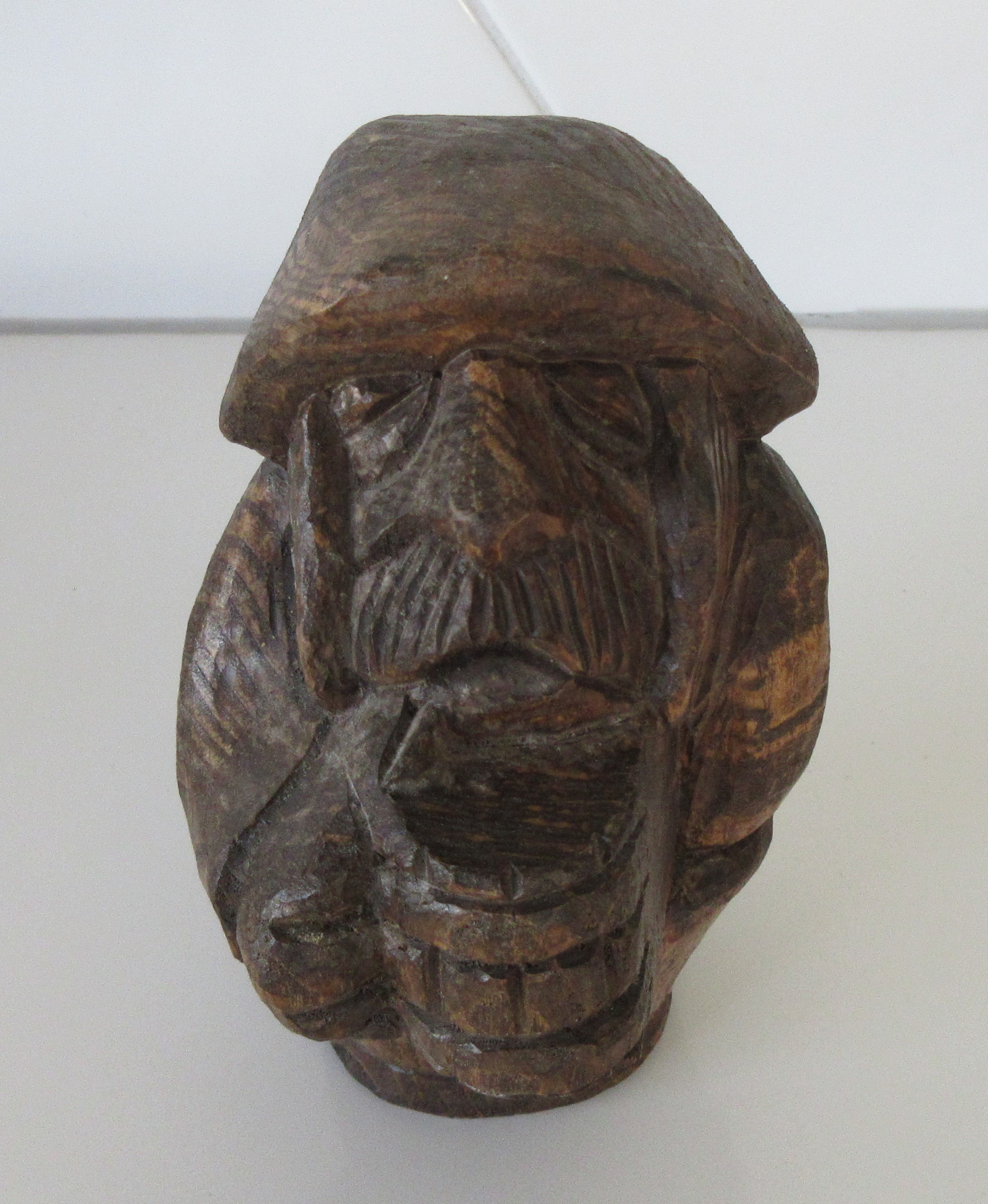 Niet of onleesbaar gesigneerd - Twee handgesneden houten Folk art figuurtjes  kopen? Bied vanaf 1!