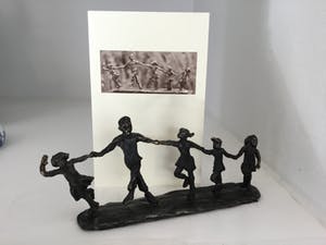 Astrid Veldhuyzen-Koppen - Bronzen sculptuur “ Kinderspel “ kopen? Bied vanaf 30!