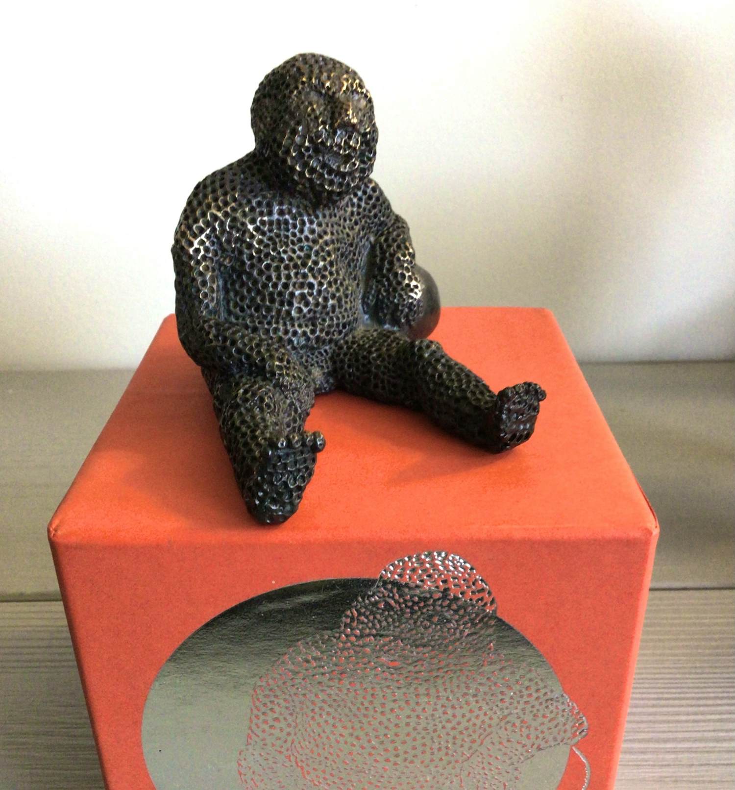 Carolein Smit - “ Zittende baby met bal “ kopen? Bied vanaf 129!