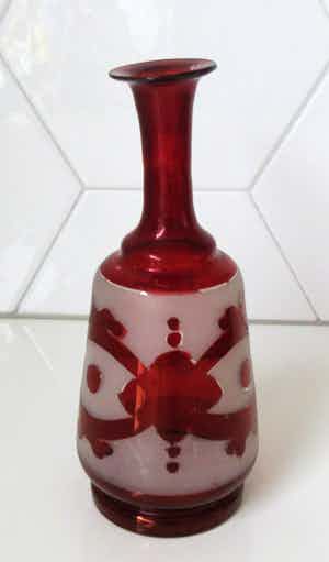 Niet of onleesbaar gesigneerd - Antiek 19e eeuwse Robijn rode satine Boheems glazen vaasje verkocht voor € 10!