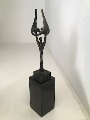Corry Ammerlaan - Sculptuur “ Elkaar op handen dragen “ Gesigneerd kopen? Bied vanaf 1!