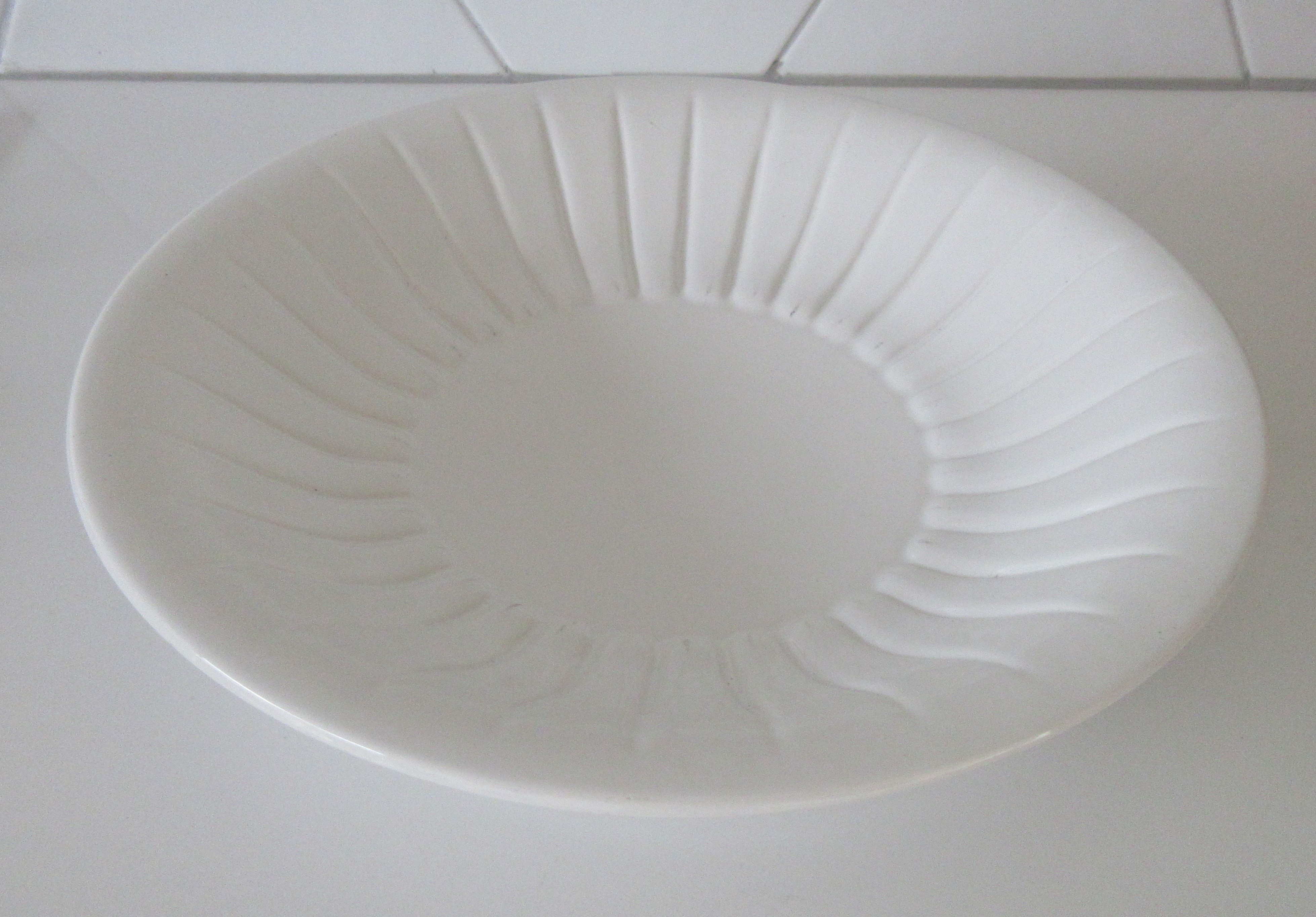 Kunstaardewerkfabriek Regina - Wit platelen gelobte fruitschaal kopen? Bied vanaf 20!