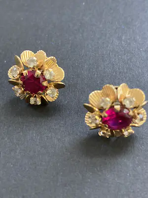 18 karaats geelgouden bloemvormige oorknoppen bezet met robijn kopen? Bied vanaf 365!