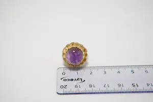 Acheter33 - 14 karaats geelgouden vintage ring gezet met cabochon geslepen amethist? Enchérissez de 440!