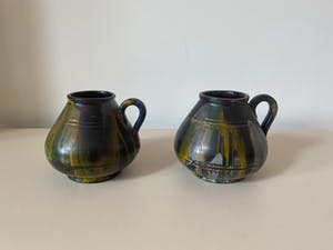 Niet of onleesbaar gesigneerd - Twee aardewerken oorvaasjes voorzien van test glazuur kopen? Bied vanaf 1!