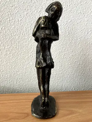 Brons (Onbekend) - Prachtig beeld moeder en dochter die elkaar omhelzen. kopen? Bied vanaf 65!