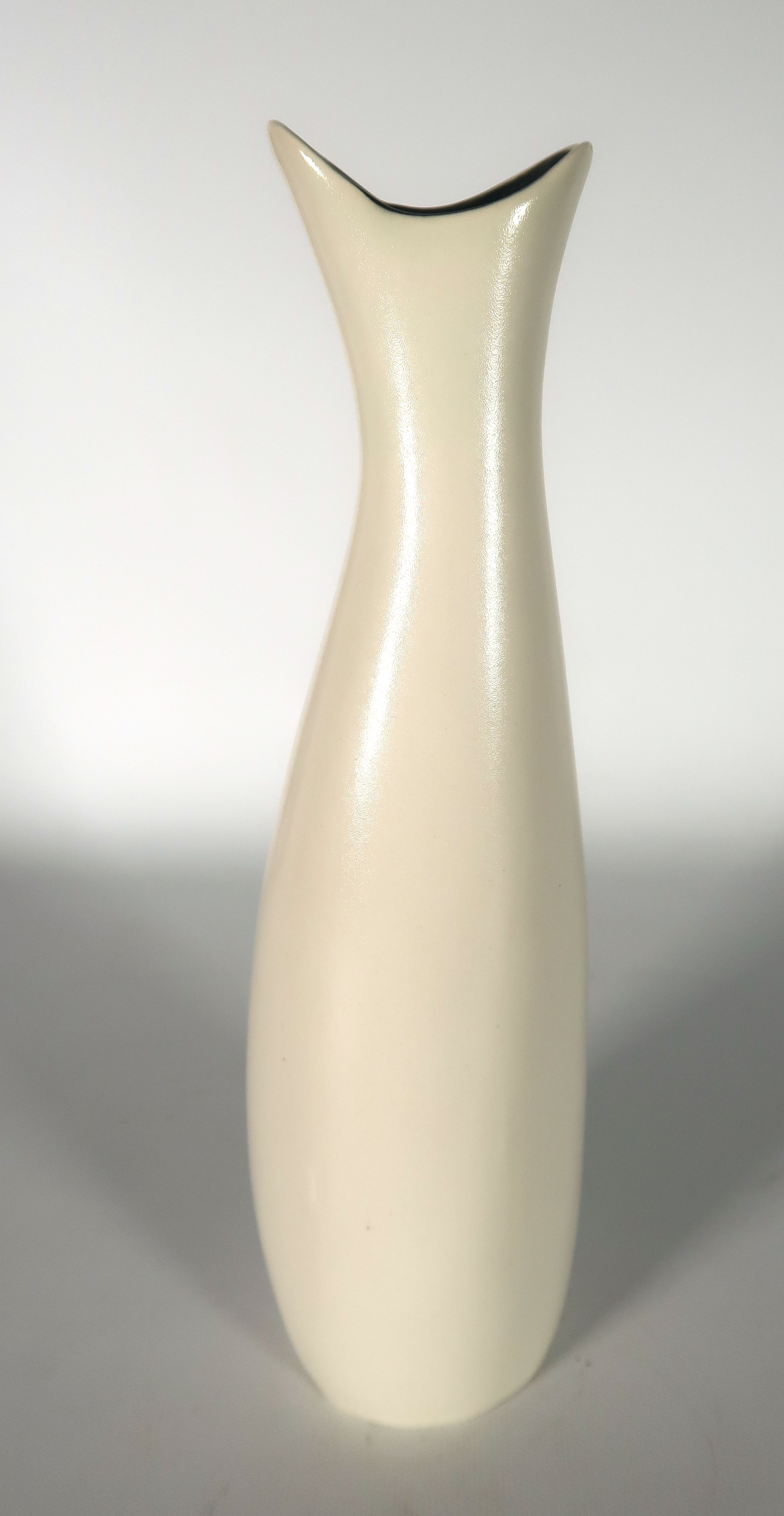 Firma Regout & Co - Aardwerk, Vaasje, ontworpen door Wim Visser kopen? Bied vanaf 1!