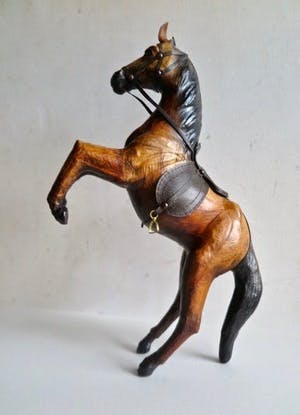 Curiosa - Steigerend Paard - Handgemaakt uit Leer- In fraaie staat (!) - IN PRIJS VERLAAGD kopen? Bied vanaf 29!