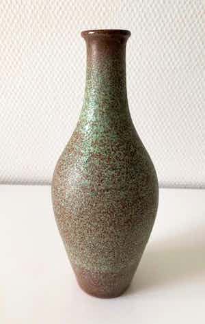 Niet of onleesbaar gesigneerd - Amfoor vormig vaasje verkocht voor € 10!