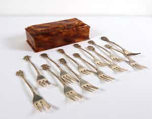 Lot van 12 zilveren gebaksvorkjes met bloemen verkocht voor € 100!