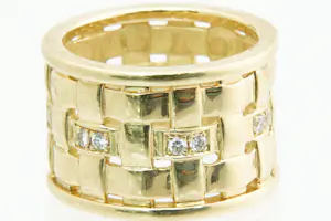 55- Apart vormgegeven 18Krt gouden "gevlochten" ring met 0.40ct diamant kopen? Bied vanaf 770!