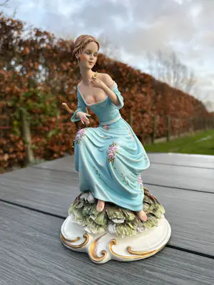 Real Fabbrica Capodimonte - Zittende Dame kaufen? Bieten Sie von 150!