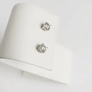 Diamanten oorknopjes 0,86 ct kopen? Bied vanaf 825!