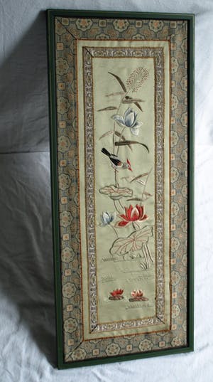 Niet of onleesbaar gesigneerd - Textielkunst , Japan , Oosterse voorstelling met vogel – ingelijst kopen? Bied vanaf 1!