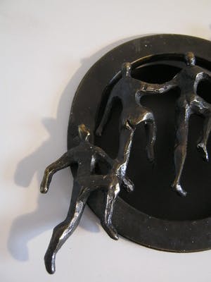 Corry Ammerlaan - Wanddecoratie met verbronsd sculptuur - "Op Weg" kopen? Bied vanaf 50!