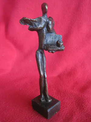Hans van Eerd - Figuur met boek en appel. kopen? Bied vanaf 75!