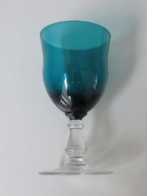 Verre Vieux Chenee - Drie antieke kristallen port of sherry glazen met zeegroene kelk kopen? Bied vanaf 30!