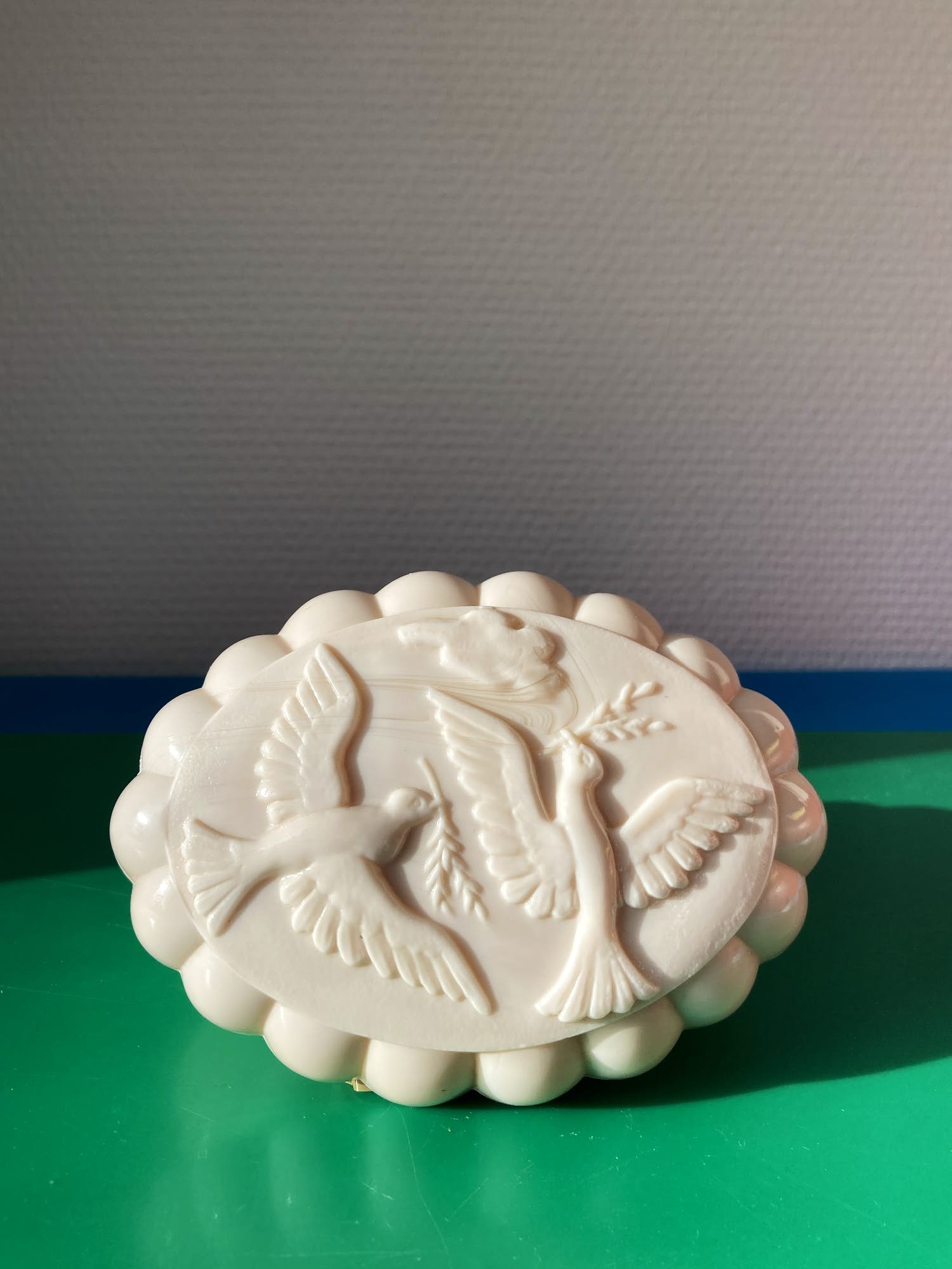 Curt Schlevogt - Art deco zeepdoos uit geperst glas/persglas/melkglas kopen? Bied vanaf 1!