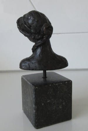 Niet of onleesbaar gesigneerd - Bronzen Buste van een vrouw met paardenstaart op sokkel kopen? Bied vanaf 10!