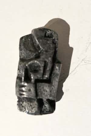 Niet of onleesbaar gesigneerd - Beeldje is in lood gegoten verkocht voor € 10!