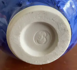 Willy van Bussel - Twee porseleinen flesvazen uitgevoerd in blauw kristallijn glazuur kopen? Bied vanaf 375!