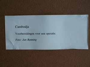 Jan Banning - Grote ingelijste foto , “Voorbereidingen voor een operatie, Cambodja” kopen? Bied vanaf 75!