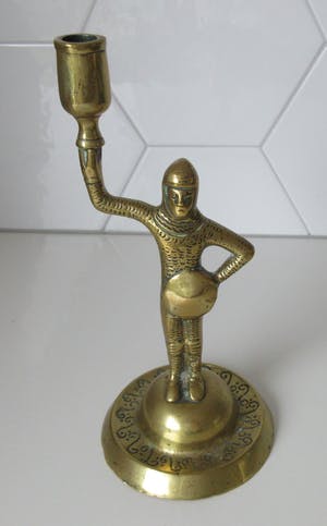 Curiosa - Oude koperen kandelaar staande ridder kopen? Bied vanaf 1!
