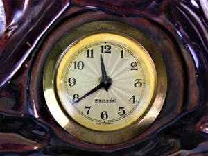 Niet of onleesbaar gesigneerd - Mercedes tafelklokje in olifant keramiek. kopen? Bied vanaf 1!