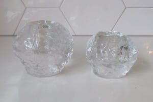 Kosta Boda - Twee Snowball kandelaren waarvan een XL model - ontwerp Ann Warff kopen? Bied vanaf 28!