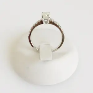 AcheterDiamanten solitaire ring? Enchérissez de 2650!