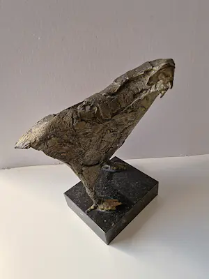 Jos van Riemsdijk - Grof gebeeldhouwd goud gepatineerd brons "Kip" op marmeren sokkel kopen? Bied vanaf 232!