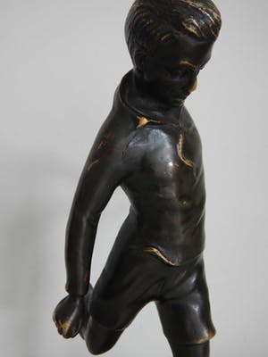 Niet of onleesbaar gesigneerd - Massief bronzen voetballer op marmeren voetstuk kopen? Bied vanaf 10!