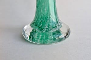 Niet of onleesbaar gesigneerd - Vaasje - Scandinavisch design - Lelievormige kelk - groen, wit, transparant glas kopen? Bied vanaf 1!
