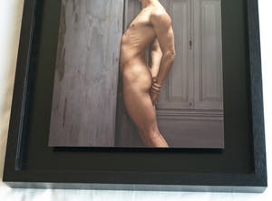 Erwin Olaf - Ingelijste foto uit de serie Skin Deep , Male Nude No. 01 - 2015 kopen? Bied vanaf 1000!