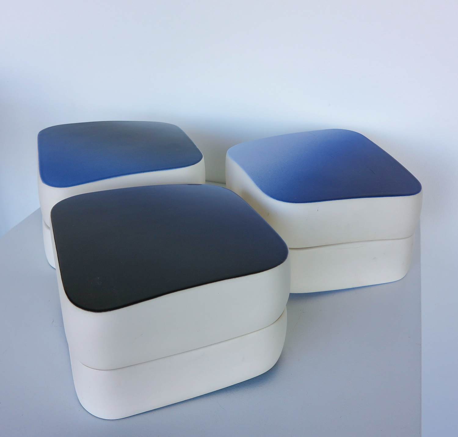 Olav Slingerland - Chinabox (set van 3) blauw geglazuurd aardewerk kopen? Bied vanaf 200!