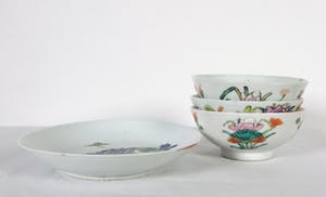 Curiosa - Lot van drie Chinees porseleinen kommetjes en een schaaltje van rond 1900 kopen? Bied vanaf 1!