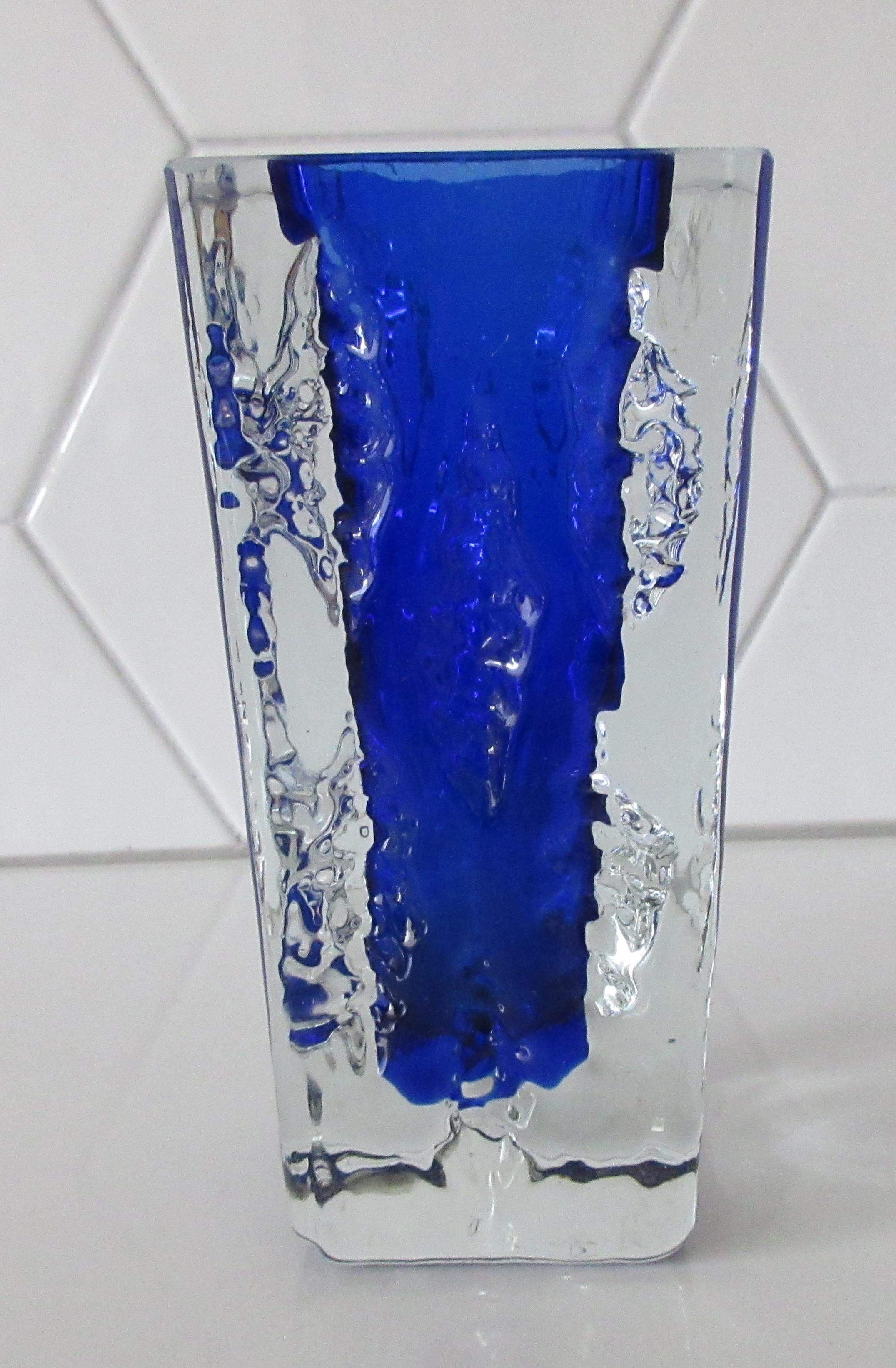 Ingrid Glas - Seventies dikwandige kristallen ijsblok vaas of "bast" vaas mod 3077 Kurt Wokan verkocht voor € 28!