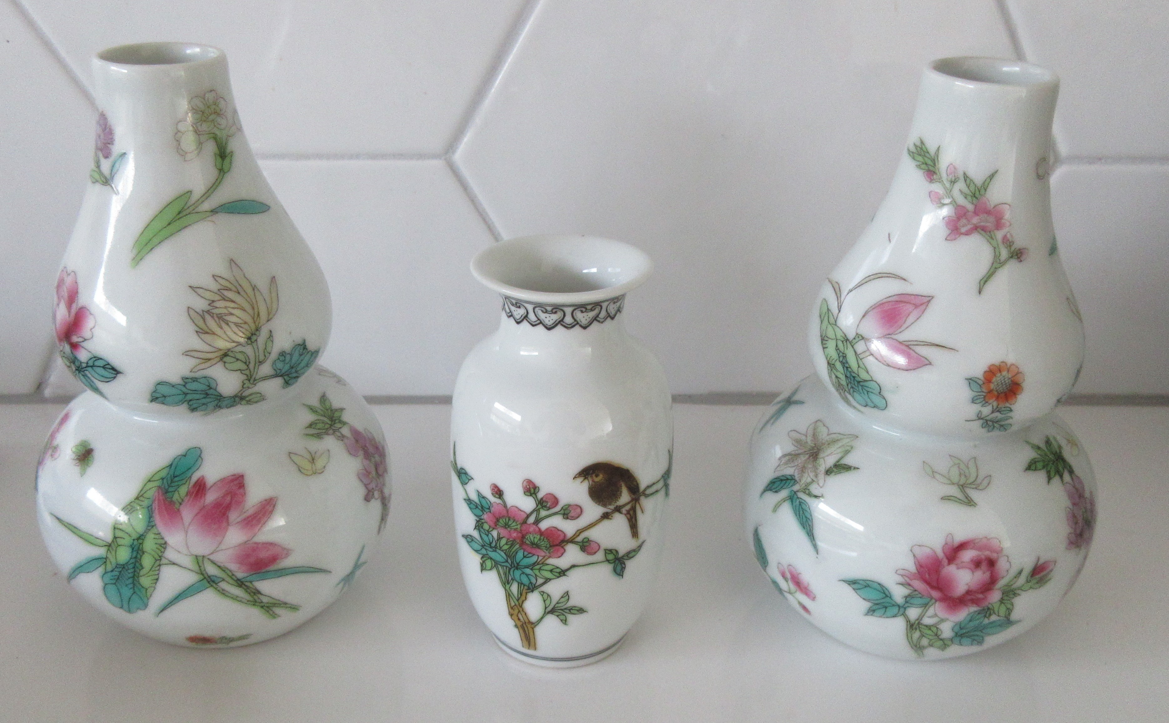 Niet of onleesbaar gesigneerd - Drie Chinese porseleinen Famille Rose vaasjes kopen? Bied vanaf 1!