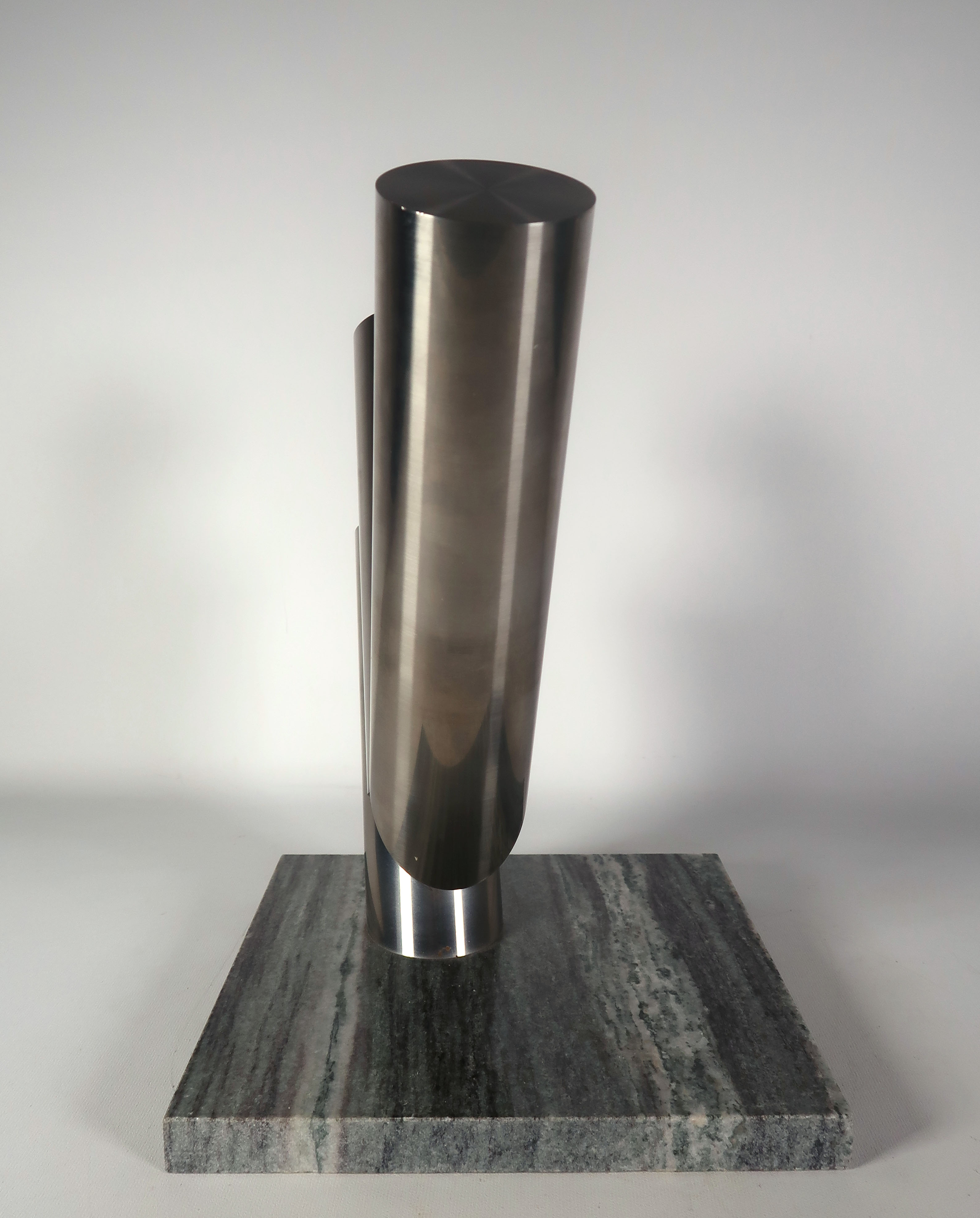 Niet of onleesbaar gesigneerd - Aluminium en graniet, Sculptuur (Zwaar) kopen? Bied vanaf 1!