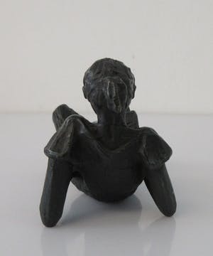 Niet of onleesbaar gesigneerd - Bronzen figuur van een meisje dat een boek leest kopen? Bied vanaf 1!