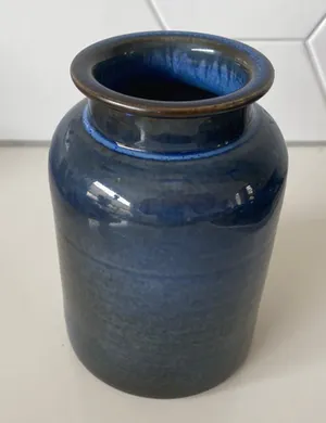Herman Zaalberg (II) - Steengoed vaasje voorzien van blauw en bruin stroomglazuur kopen? Bied vanaf 1!